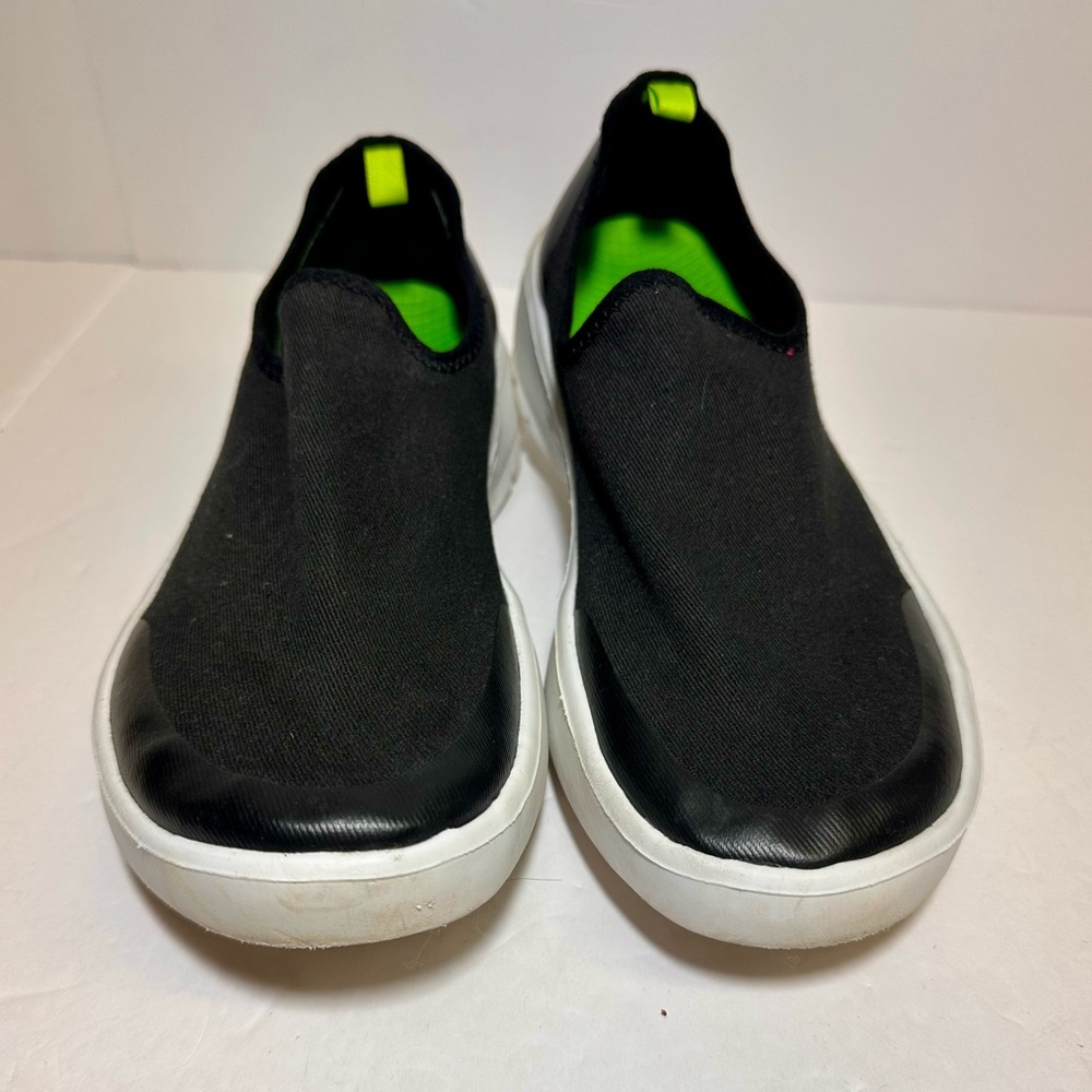OOFOS OOmg Weser Low recovery shoe black with white soles sz 8